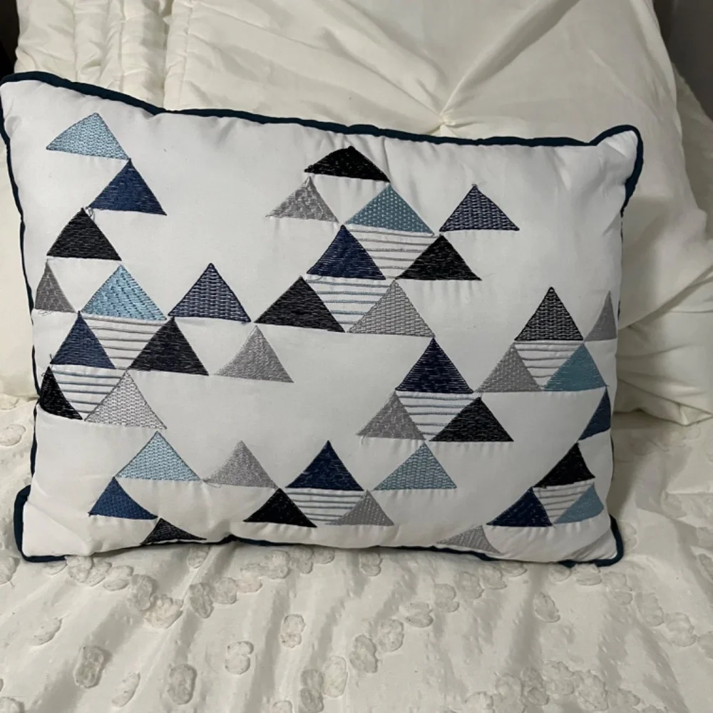 Set of 2 throw pillows.
